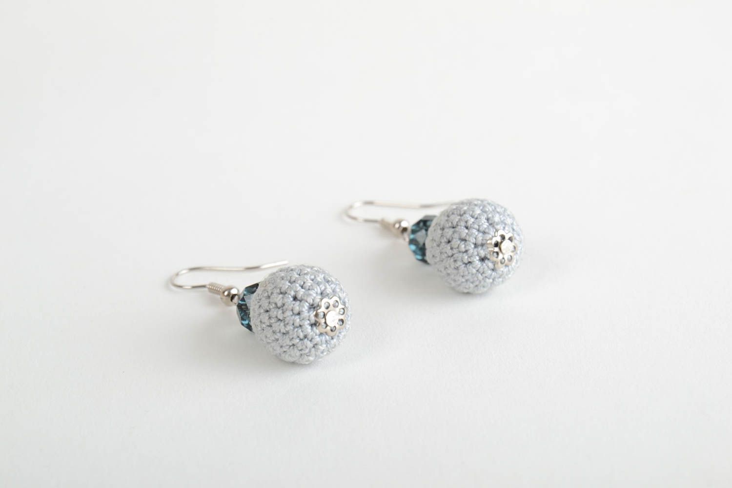 Boucles d'oreilles pendantes faites main avec perles tricotées couleur grise photo 4