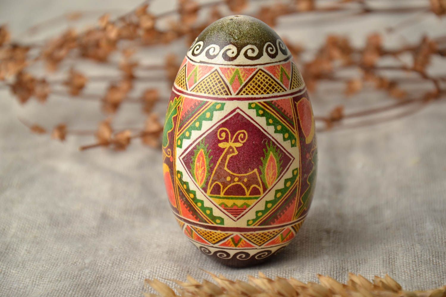 Œuf de Pâques fait main peint de couleurs décor pour maison avec symboles photo 1