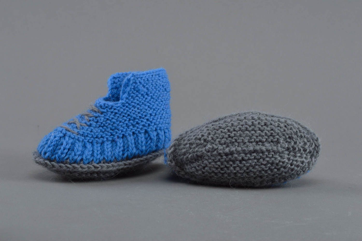 Chaussons de bébé tricotés avec des aiguilles faits main bleus pour garçon  photo 2