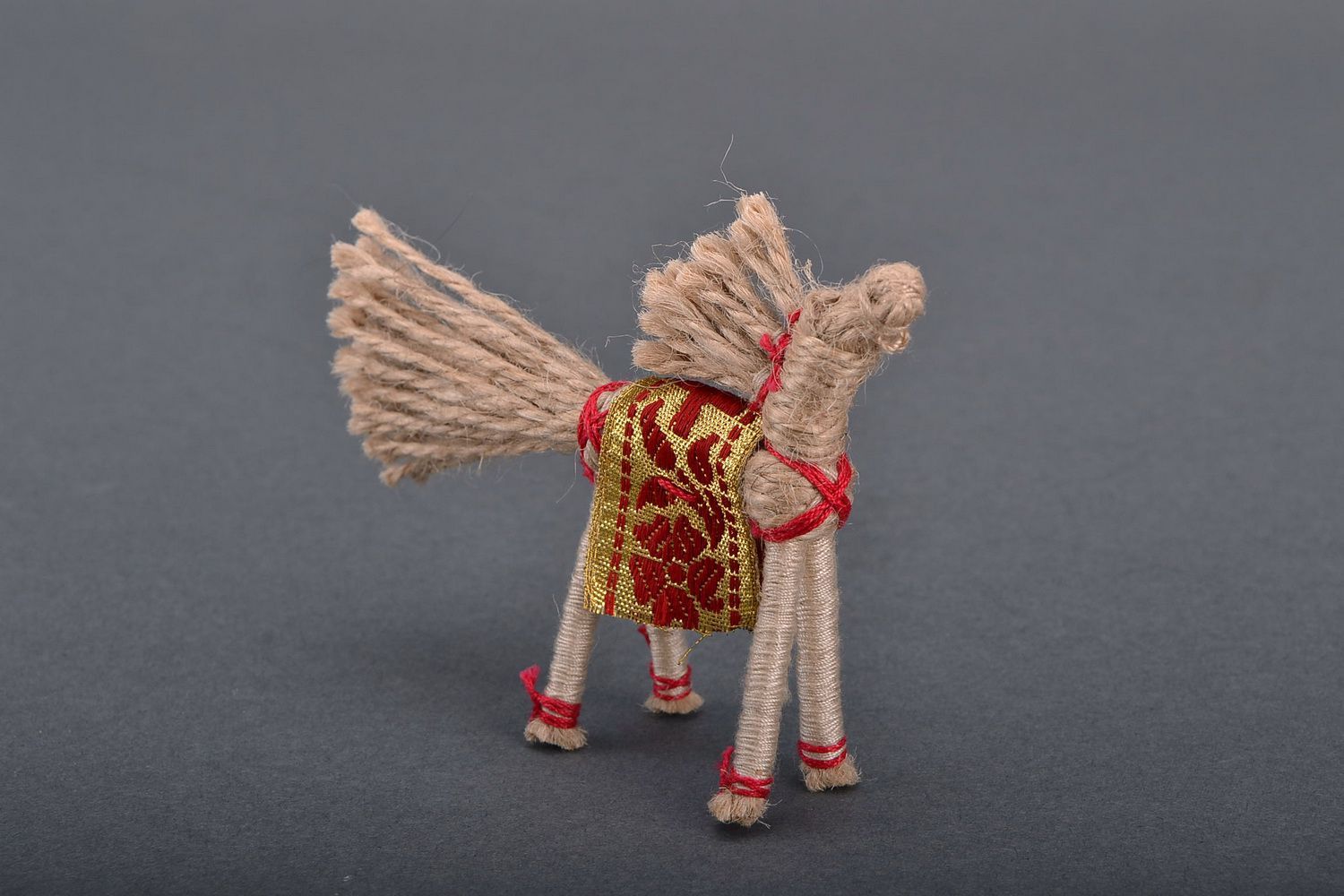 Ethnische Puppe Pferd aus Leinenschnur foto 1