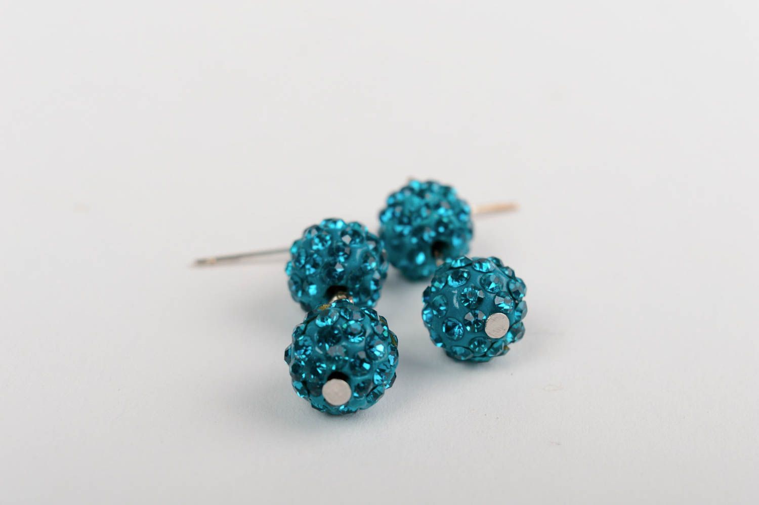 Boucles d'oreilles boules en métal et strass bleues pendantes faites main photo 2