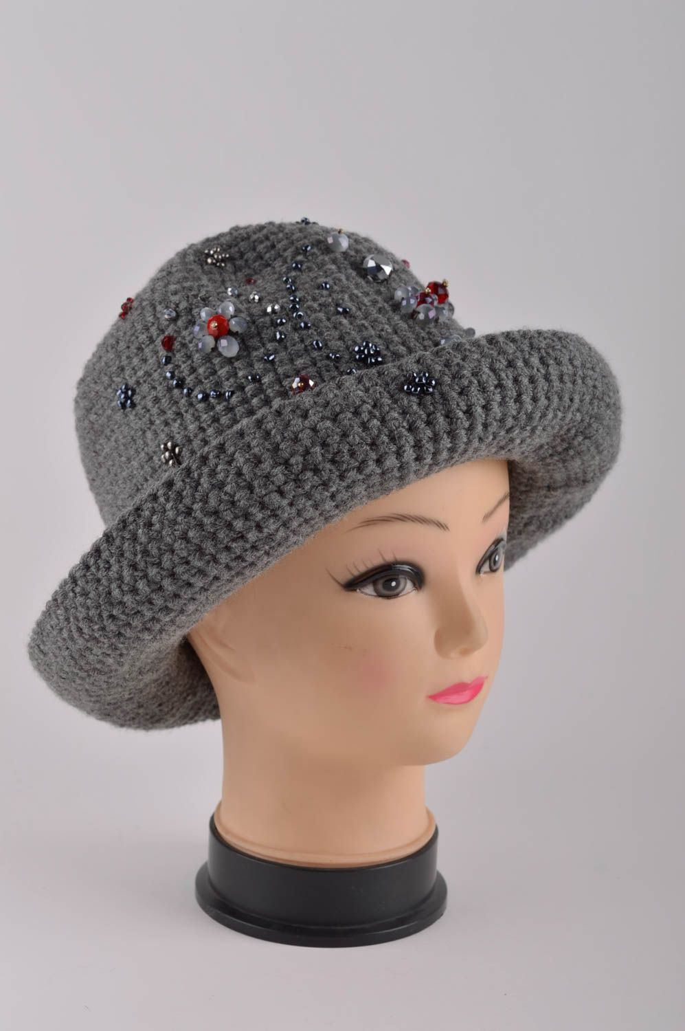 Handmade gehäkelter Hut Geschenk für Frau moderner Hut aus Wolle grau  foto 2