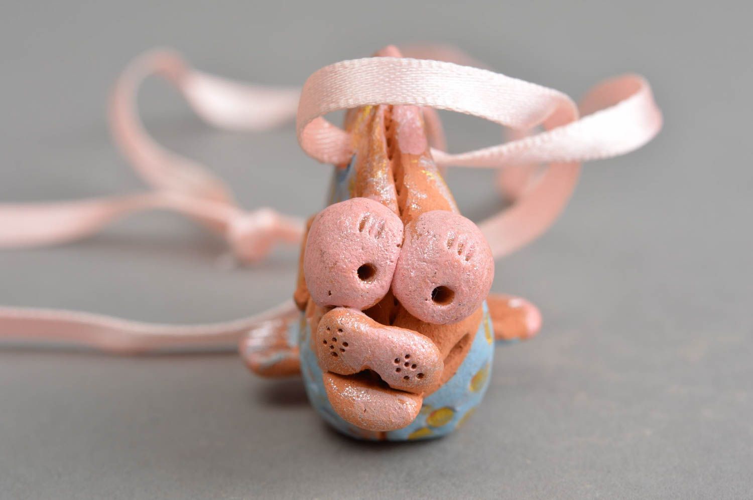Авторский керамический сувенир ручной работы веселая рыбка на шнурочке фото 4