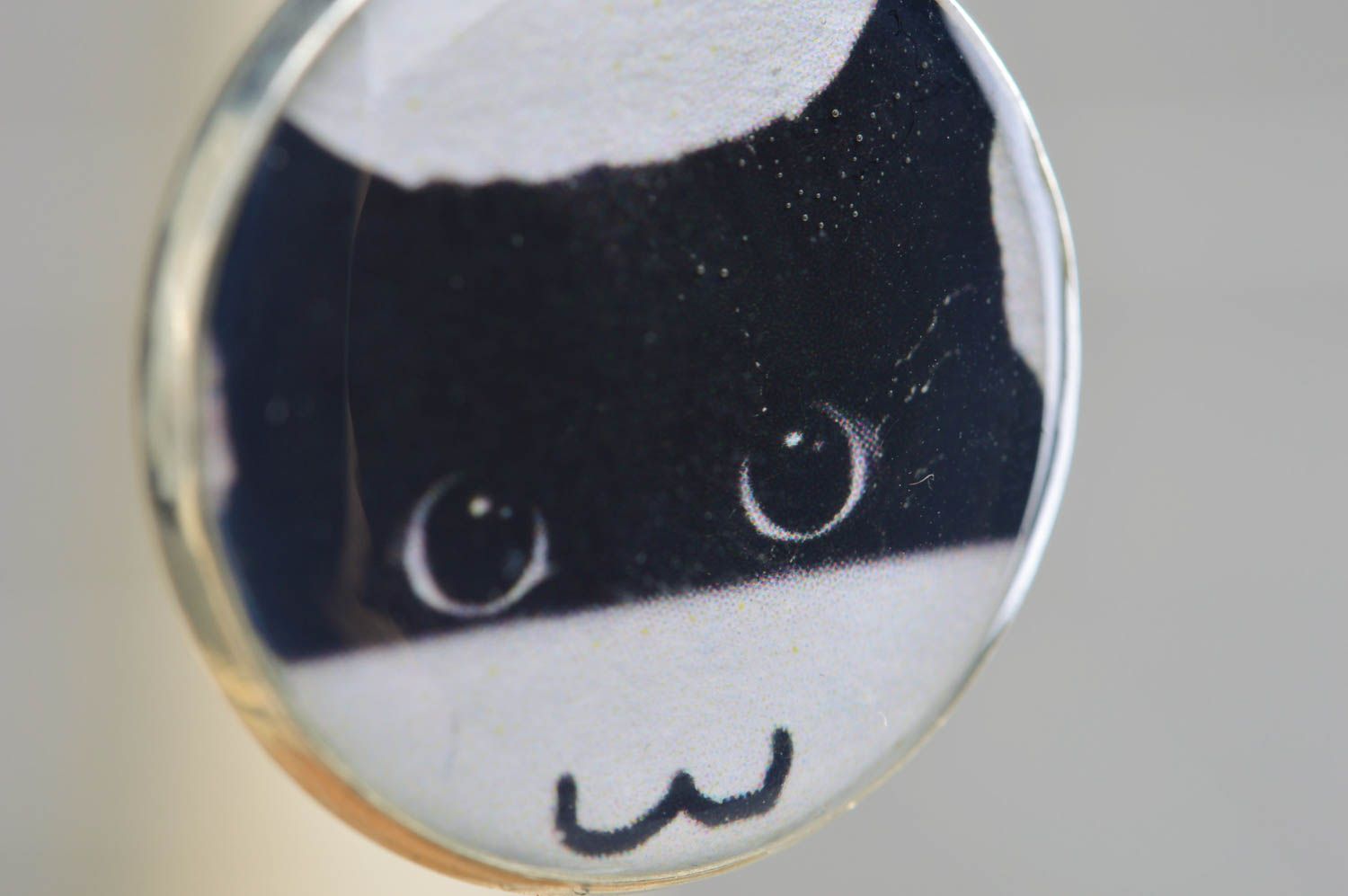 Schöne handgemachte runde Decoupage Ohrringe aus Epoxidharz mit Katzen Mustern  foto 4
