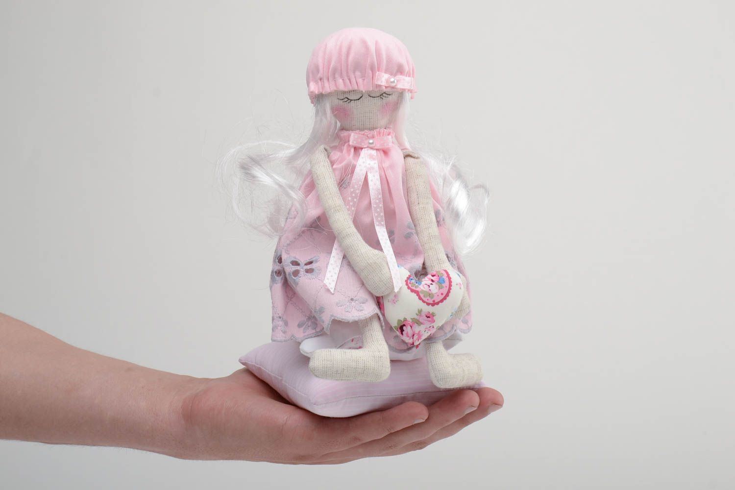 Weiche handgemachte Puppe aus Stoff auf Kissen aus Baumwolle und Lein  foto 5