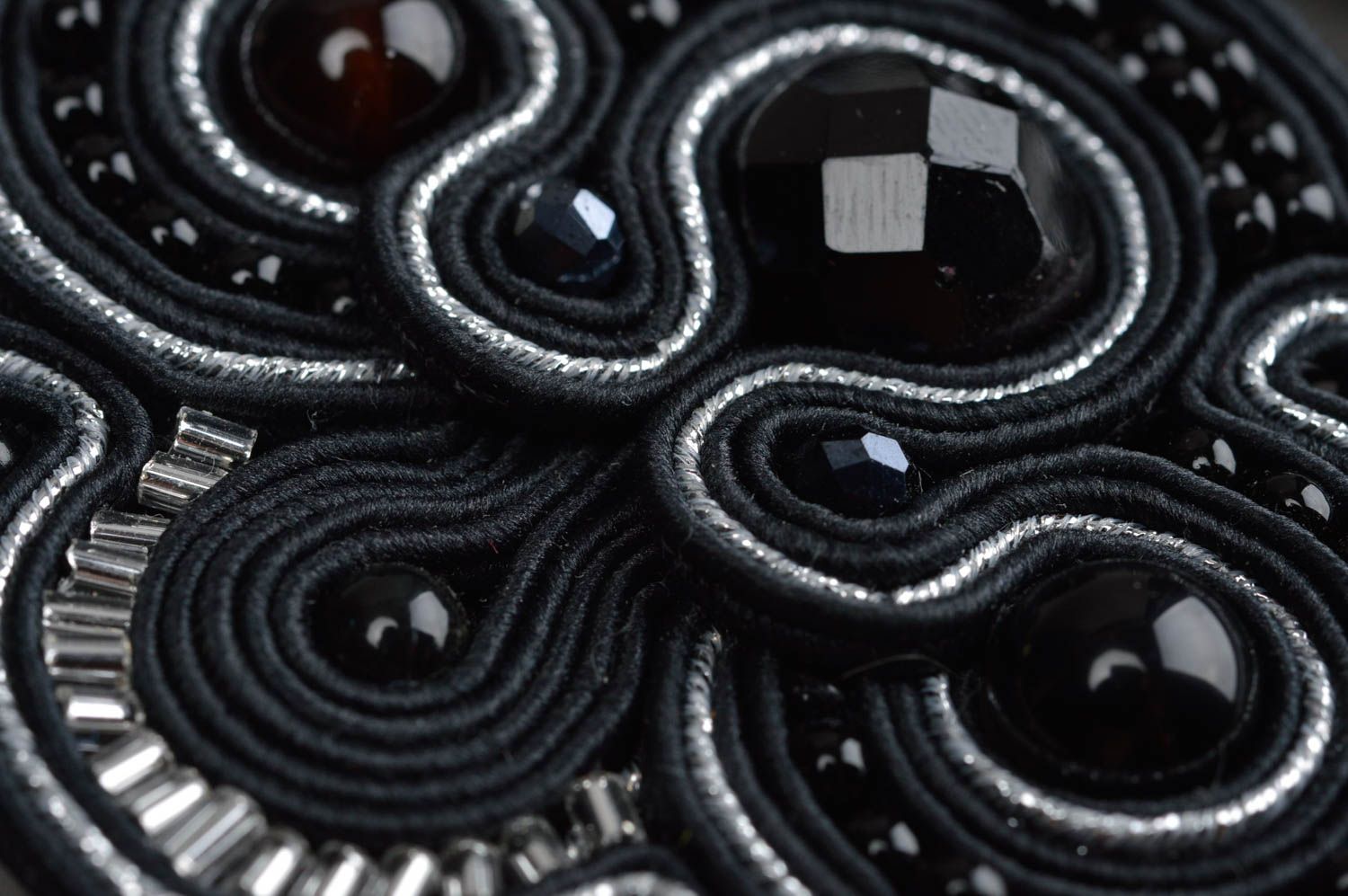 Boucles d'oreilles textiles noires soutache avec perles fantaisie faites main photo 5