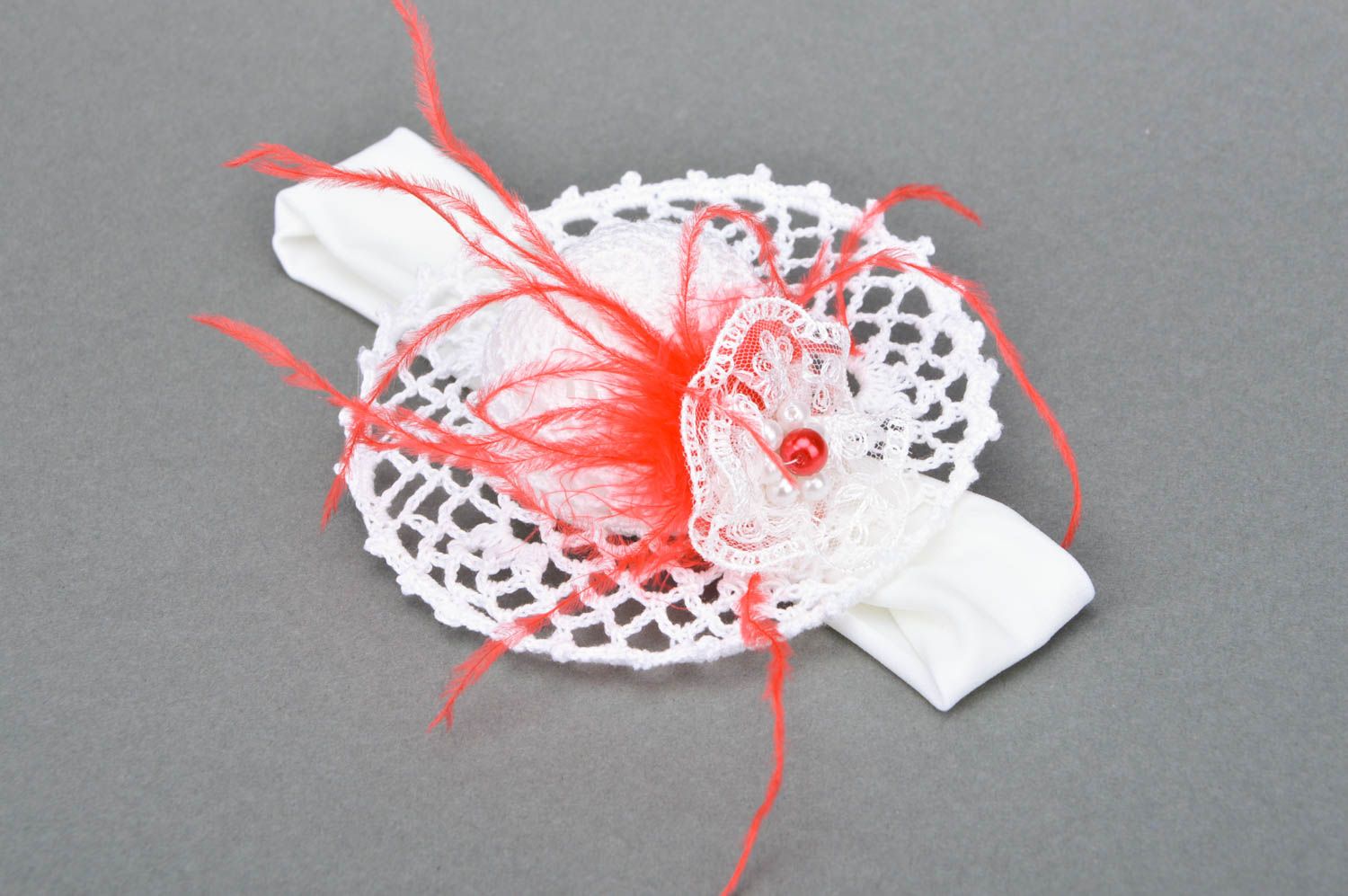 Handmade crochet elastic headband with miniature top hat white and red for babies photo 2