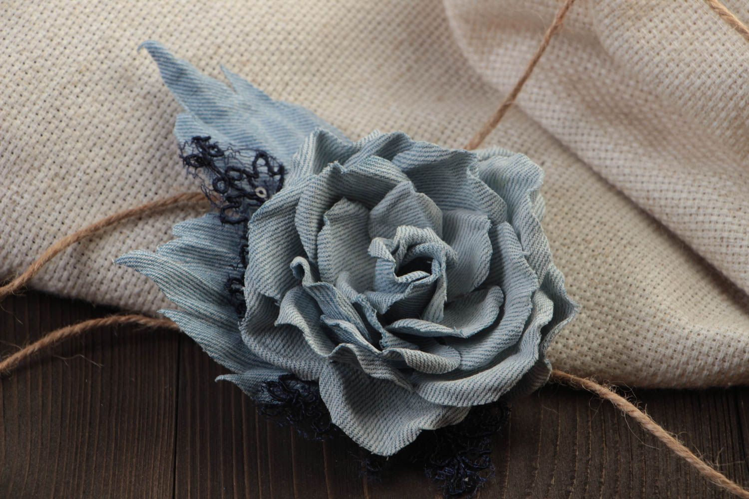 Джинсовая брошь заколка в виде цветка розы голубая большая красивая хэнд мейд фото 1