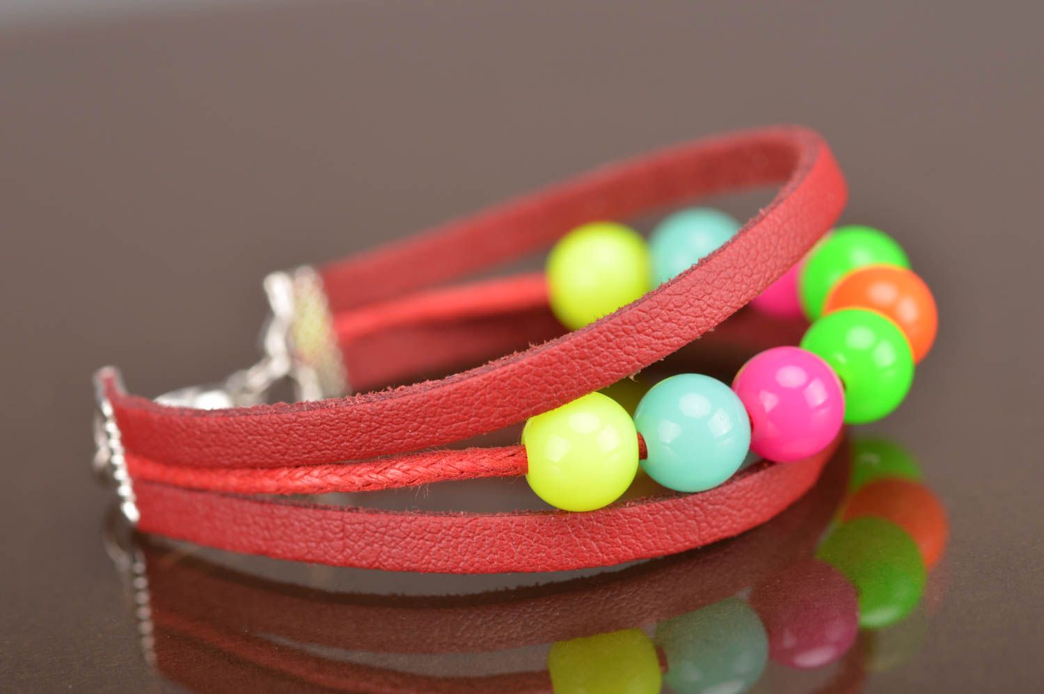 Bracelet en cuir rouge et perles fantaisie multicolores fait main Arc-en-ciel photo 4