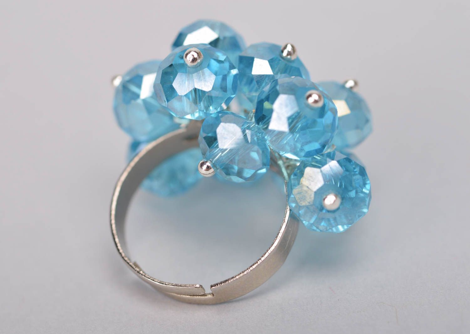 Голубое бестящее кольцо из стекляруса авторский аксессуар ручной работы фото 5