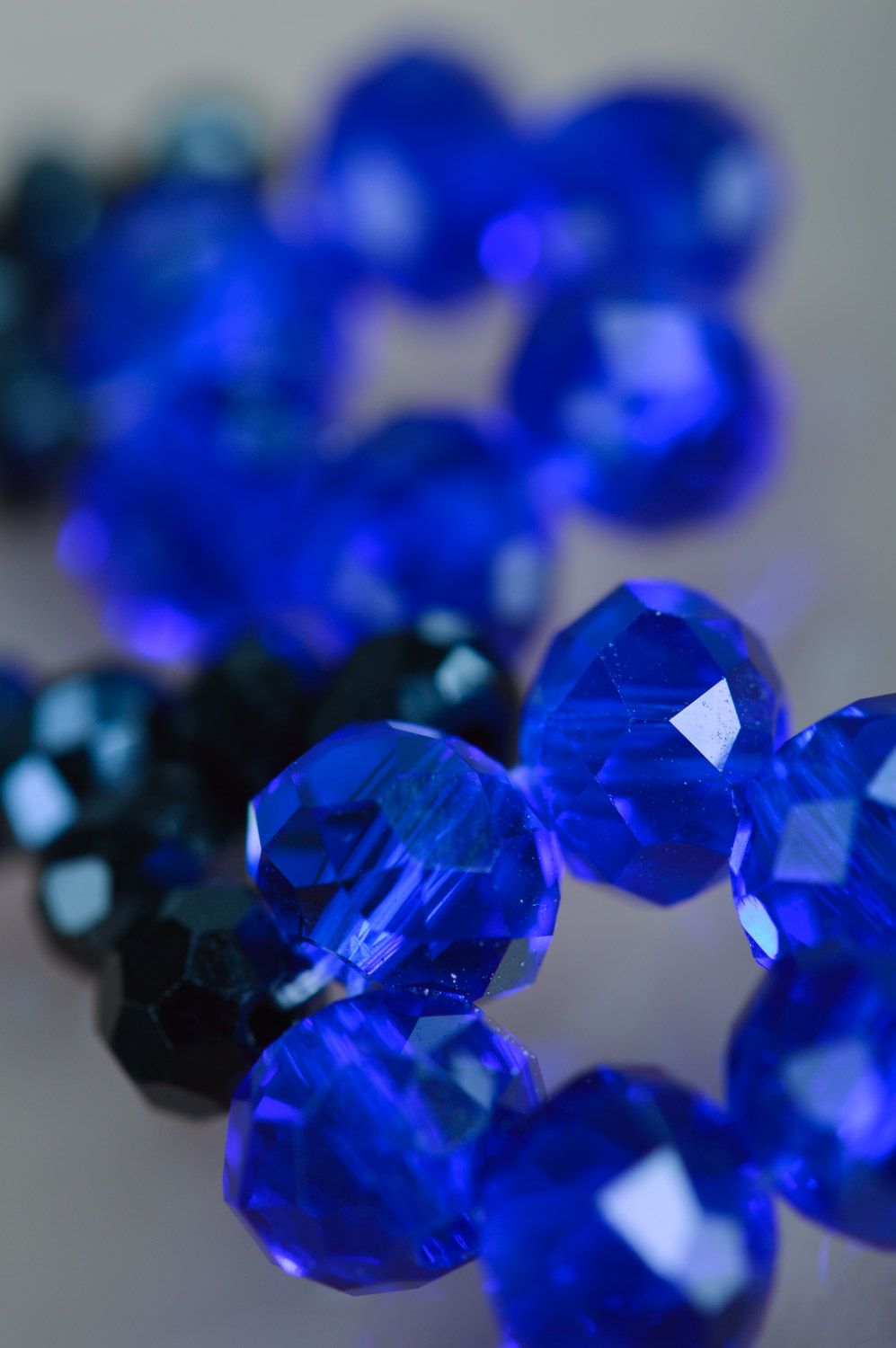 Künstlerische schwarz blaue Gehänge Ohrringe aus Perlen für Abendkleid handmade  foto 4
