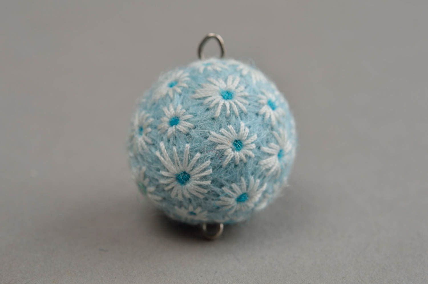 Pendentif boule bleu ciel à fleurs fait main en laine technique de feutrage photo 4