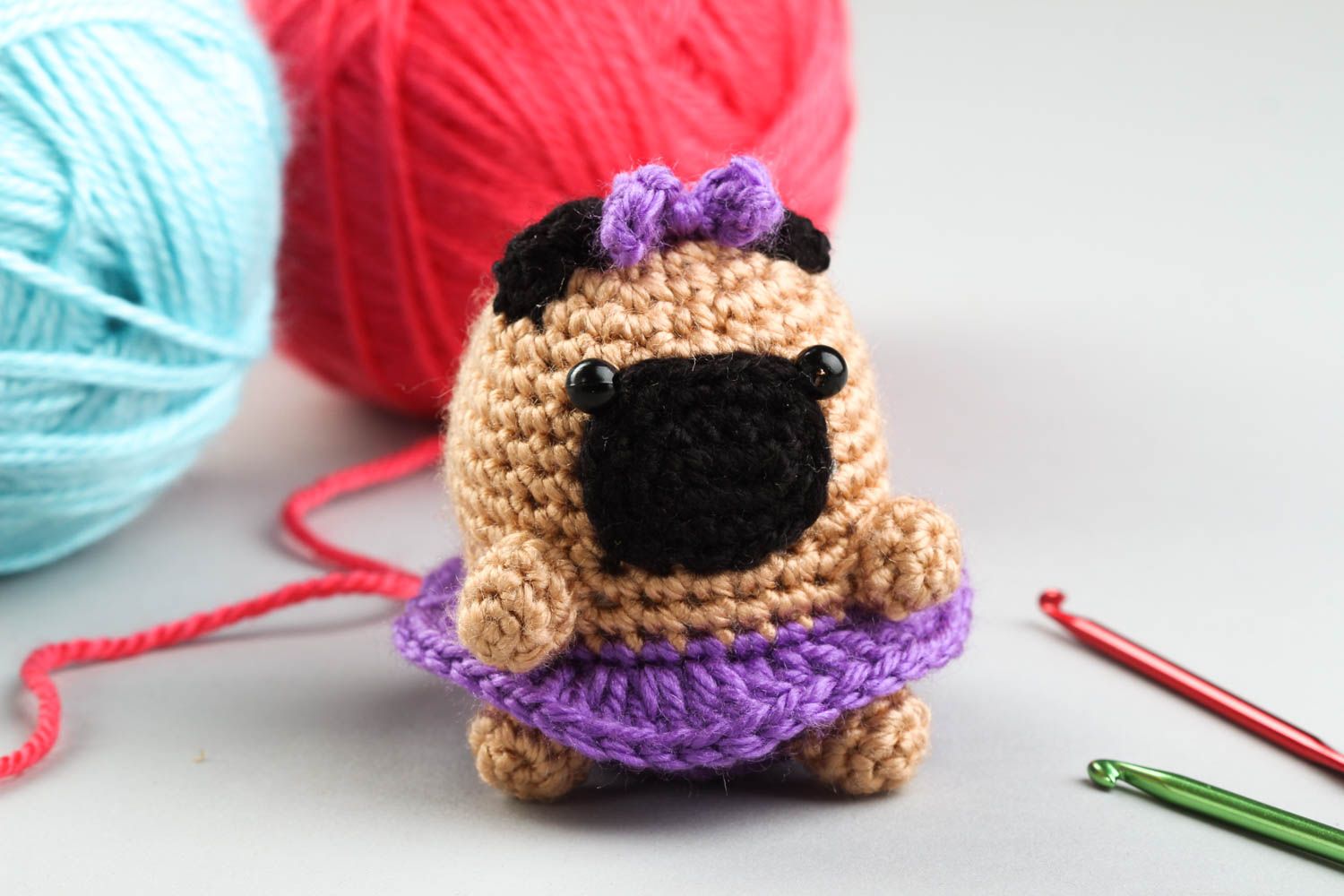 Spielzeug Mops handmade gehäkeltes Kuscheltier Hund Stofftier Designer Geschenk foto 1