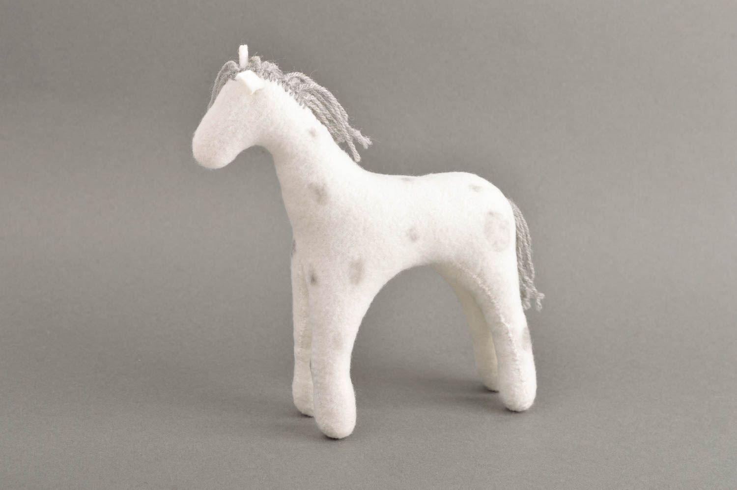 Peluche cheval blanc Jouet fait main en laine feutrée original Cadeau enfant photo 2