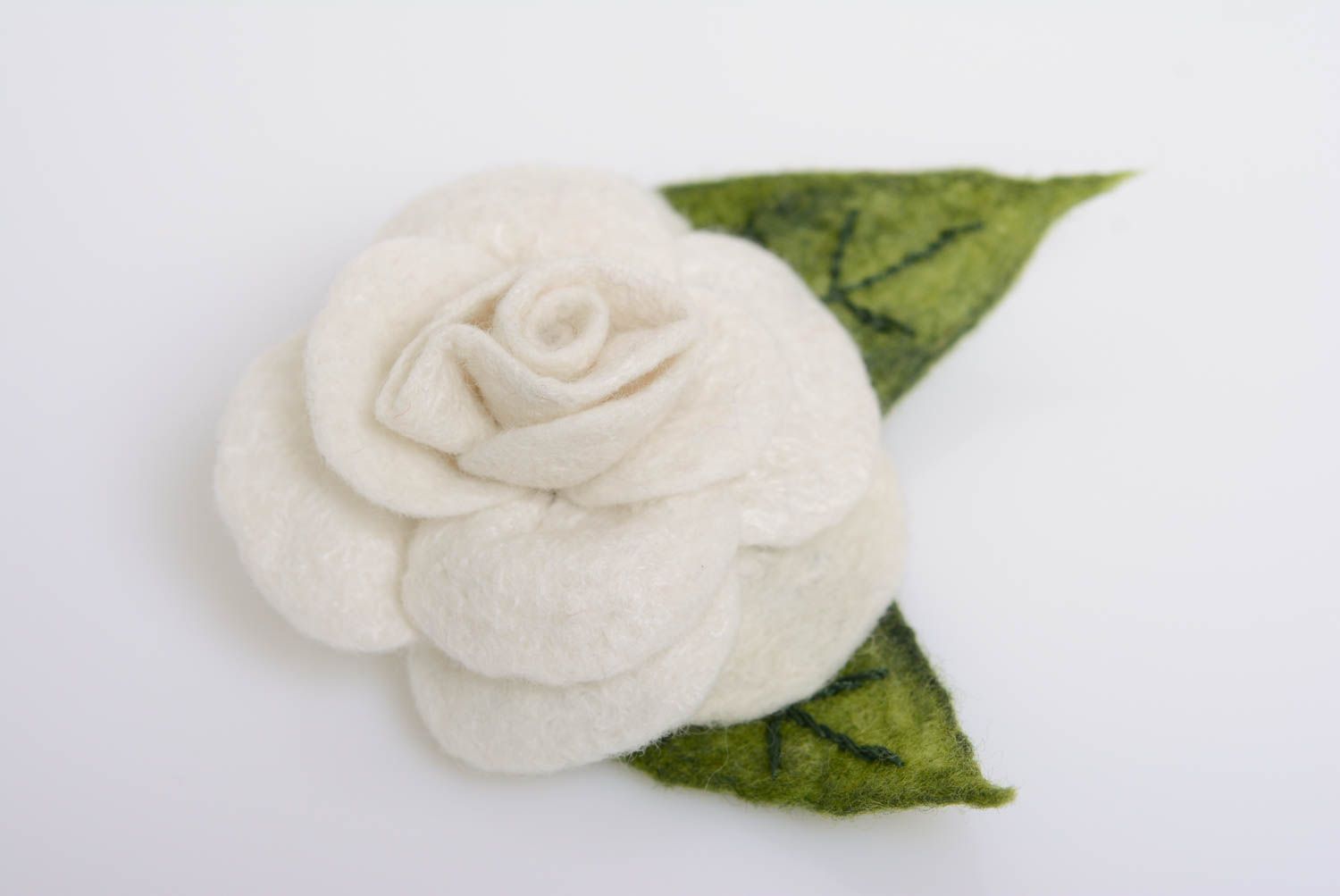 Broche barrette en laine naturelle feutrée faite main grande Rose blanche photo 1