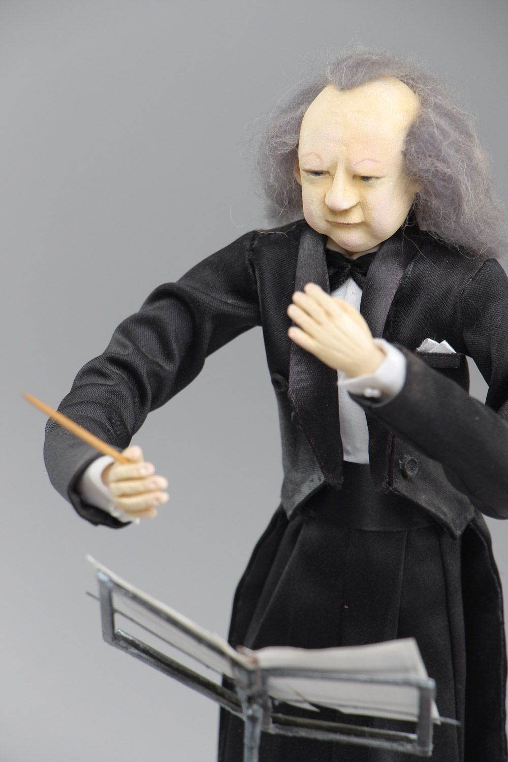 Handgemachte Interieur Puppe Dirigent mit Haaren aus Paperclay auf Ständer foto 3
