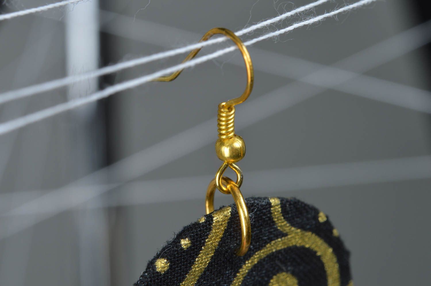 Boucles d'oreilles artisanales rondes noires faites main pendantes bijou tissu photo 4