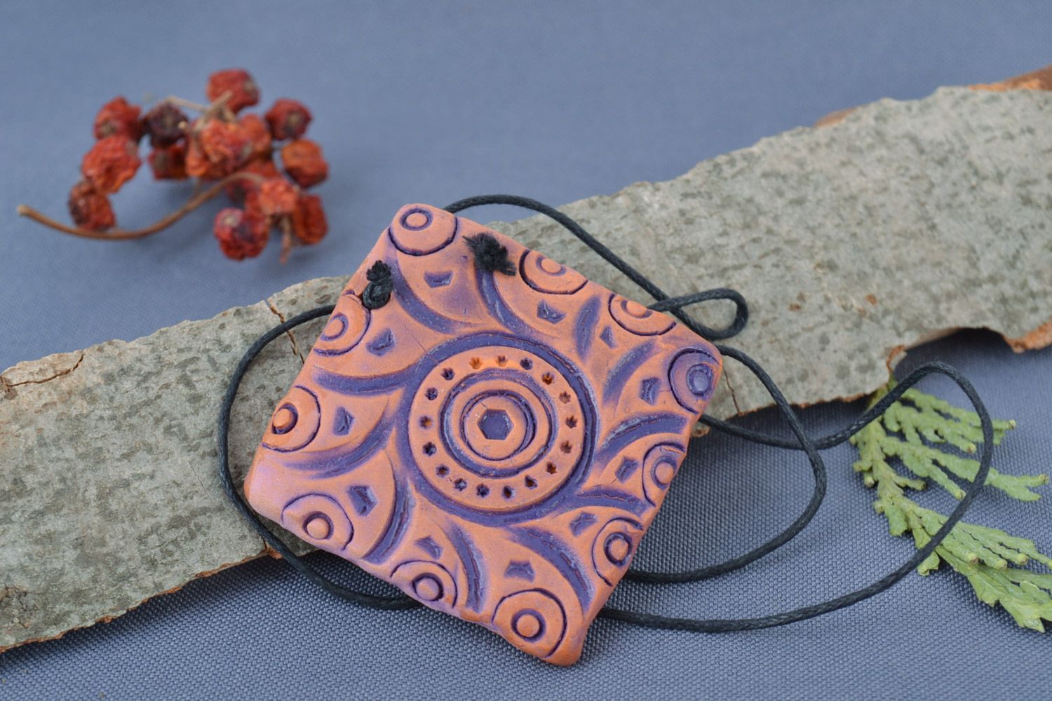 Pendentif en argile fait main ethnique design original carré violet avec motif photo 1