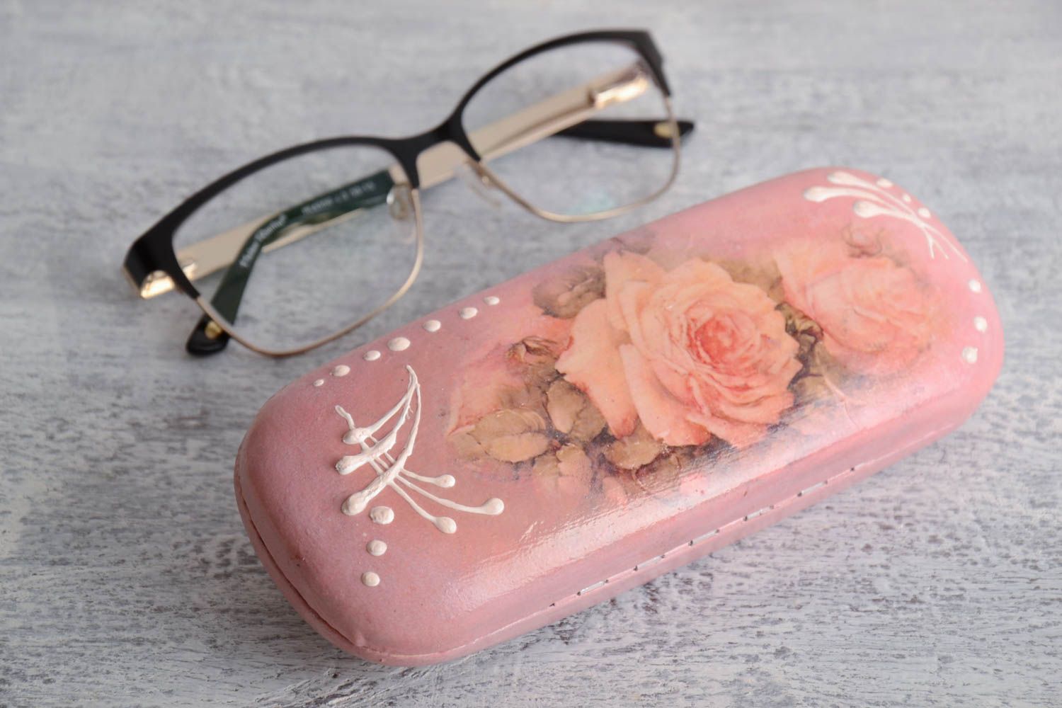 Handmade pink plastic eyeglass case fitted with artificial leather  photo 1