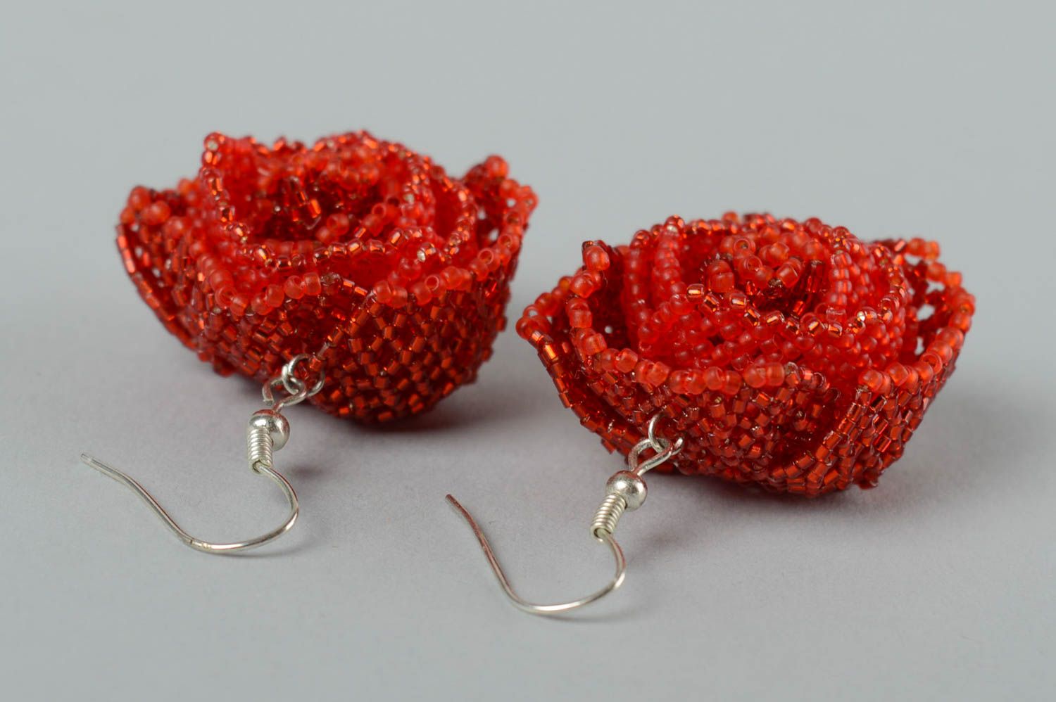 Серьги из бисера серьги ручной работы модные серьги красные розы красивые фото 3