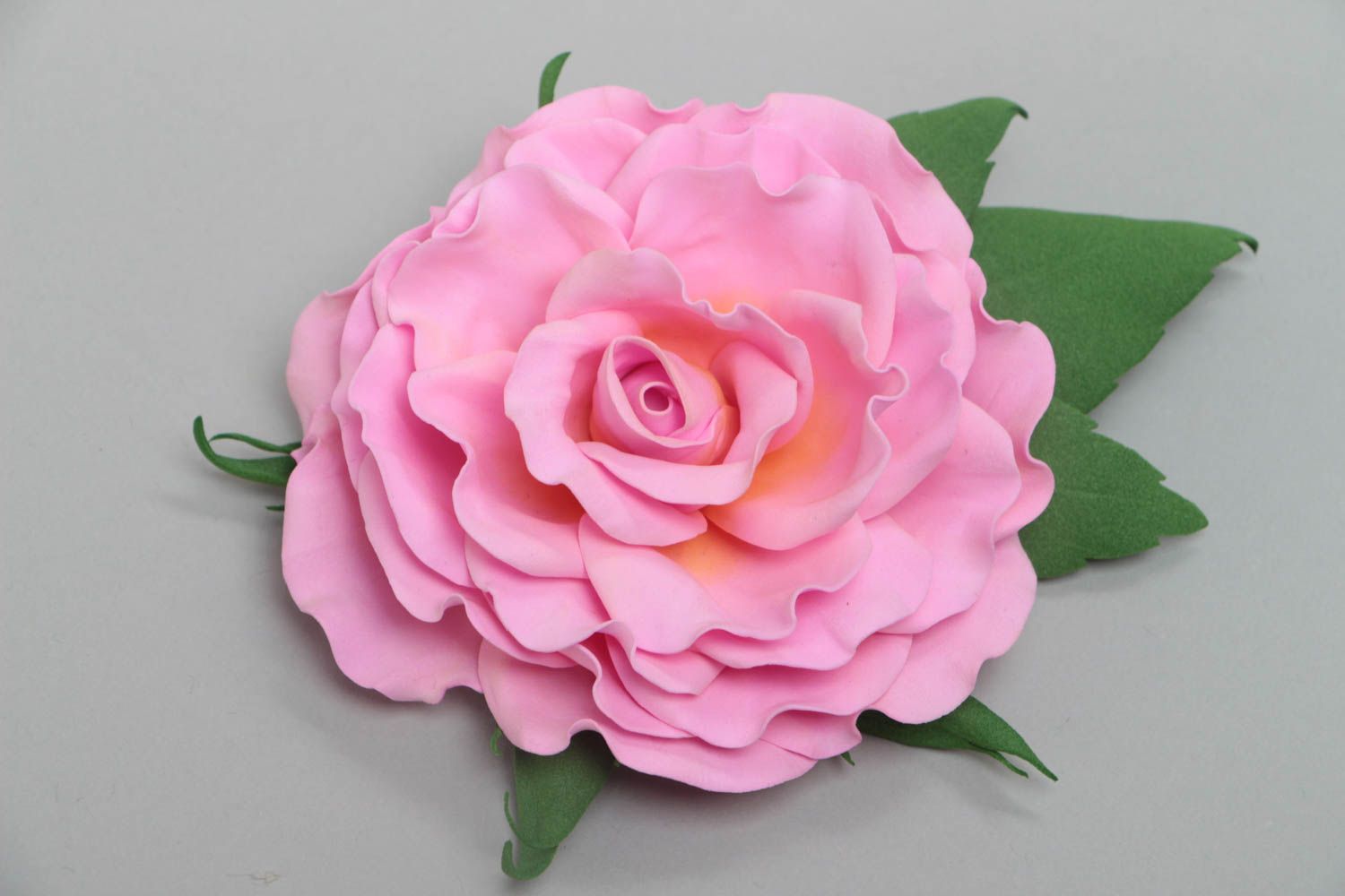 Брошь из фоамирана в виде пышной розовой розы украшение ручной работы  фото 2