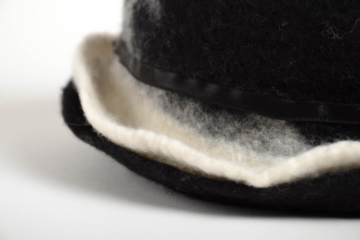Chapeau d'hiver fait main Bonnet en laine feutrée noir et blanc Vêtement femme photo 5
