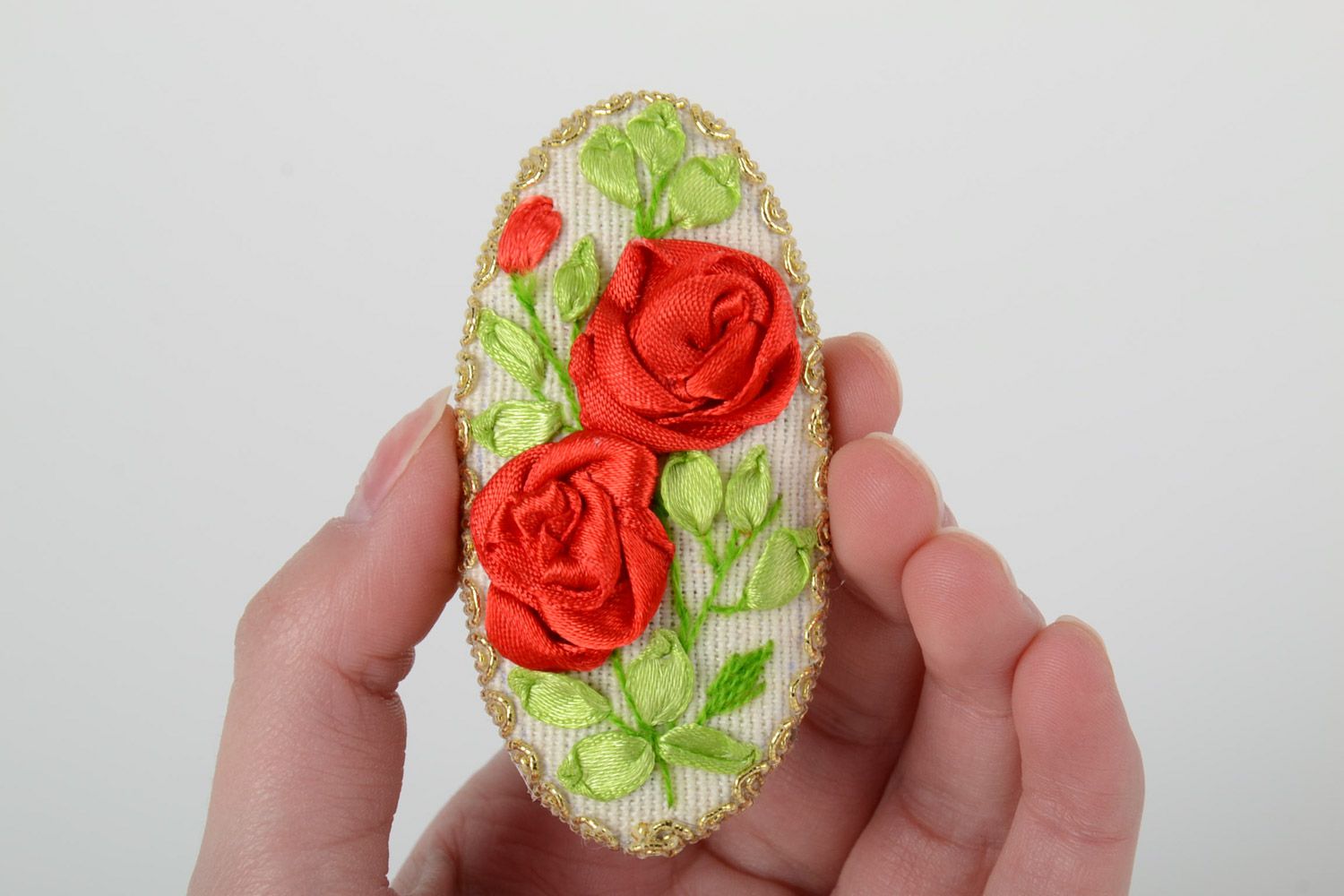 Handmade ovale Textil Brosche mit Stickerei Rosen aus Atlasbändern und Spitze  foto 5