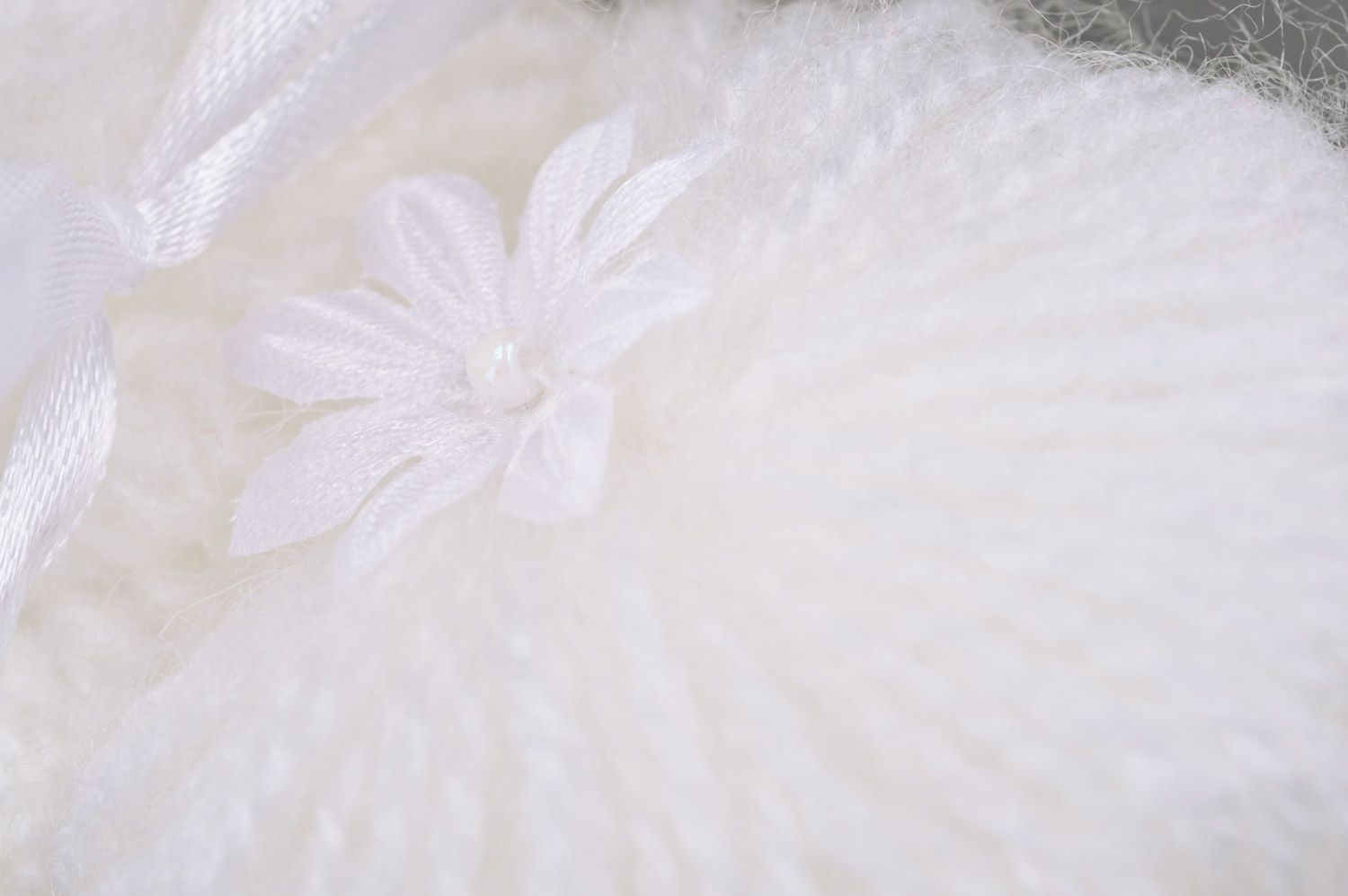 Chaussons de bébé blancs tricotés manuellement d'acryl avec rubans pour fille  photo 4
