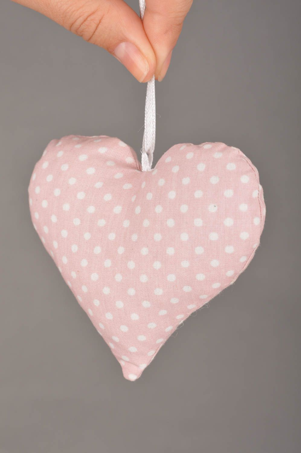 Suspension décorative en tissu faite main en forme de coeur rose à pois photo 3