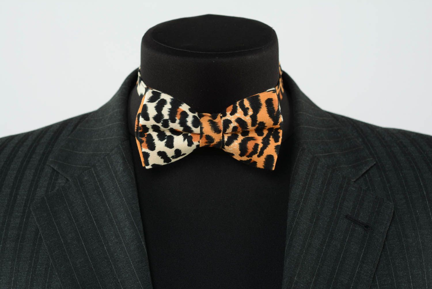 Gravata borboleta é feita de tecido de algodão com estampado de leopardo foto 2