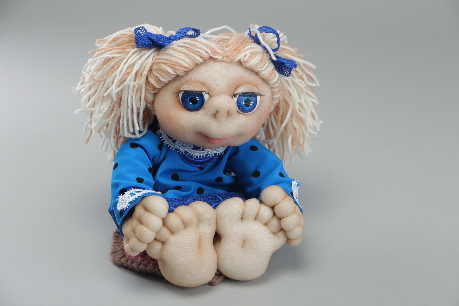Muñeca de peluche de caprón artesanal niña con vestido azul para niño foto 1