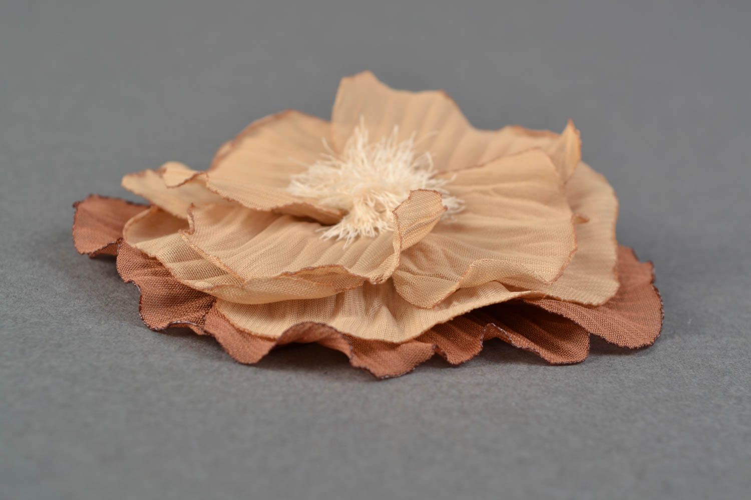 Broche fleur en mousseline de soie Malva beige originale faite main pour femme photo 3