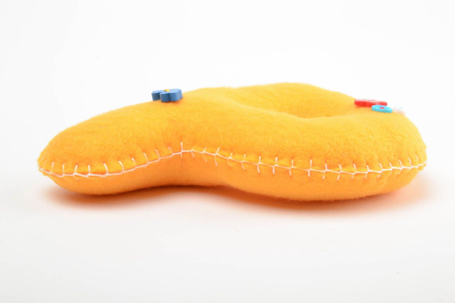 Декоративная буквы игрушка из фетра ручной работы оранжевая мягкая с пуговками фото 4