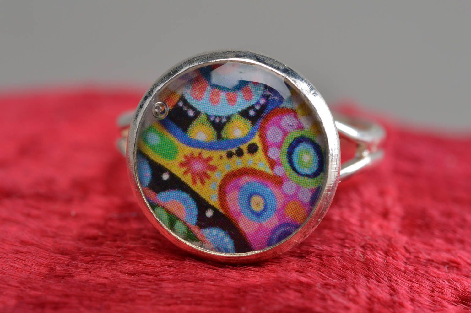 Кольцо декупаж с эпоксидной смолой разноцветное яркое безразмерное ручной работы фото 2