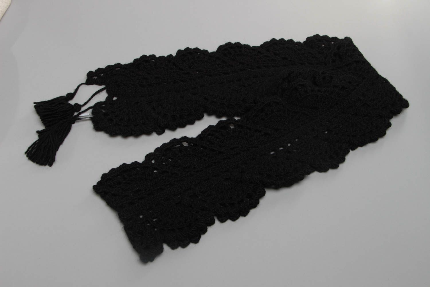 Écharpe noire tricotée en mohair au crochet avec glands ajourée faite main photo 2