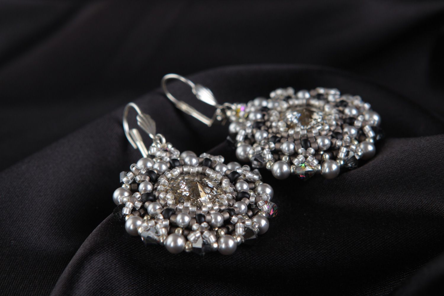 Handgemachte graue Ohrringe aus Glasperlen und österreichischen Kristallen für Frauen foto 4