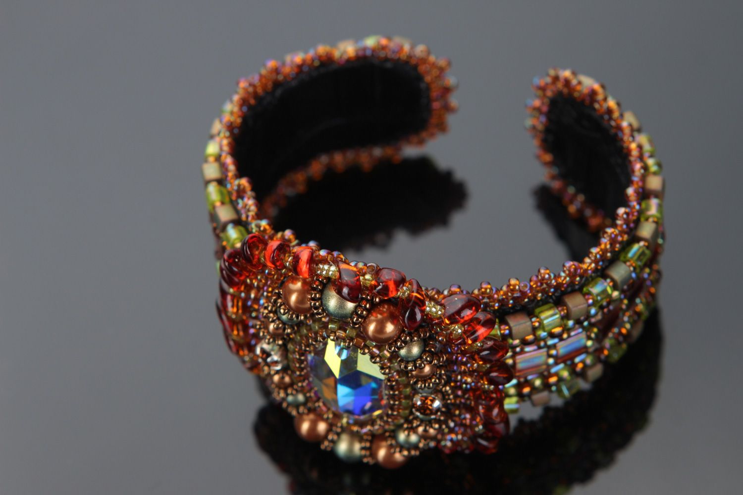 Voluminiöses besticktes braunes handgemachtes Armband mit Glasperlen für Abendkleid foto 2