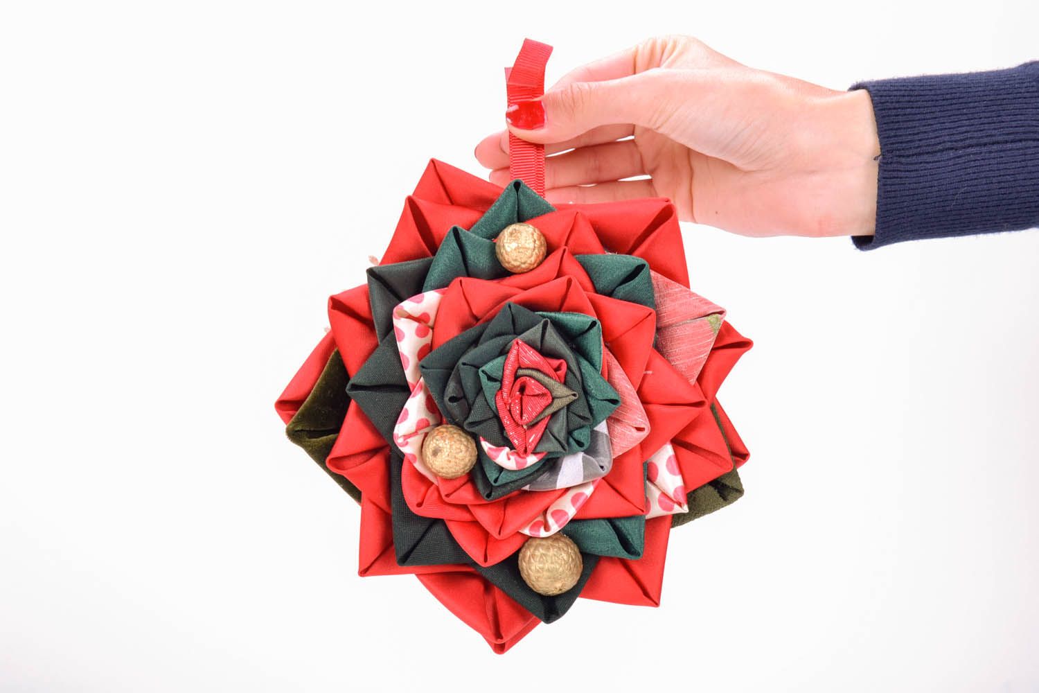 Brinquedo da árvore de Natal com base de papelão decorado com pano e nozes reais foto 5