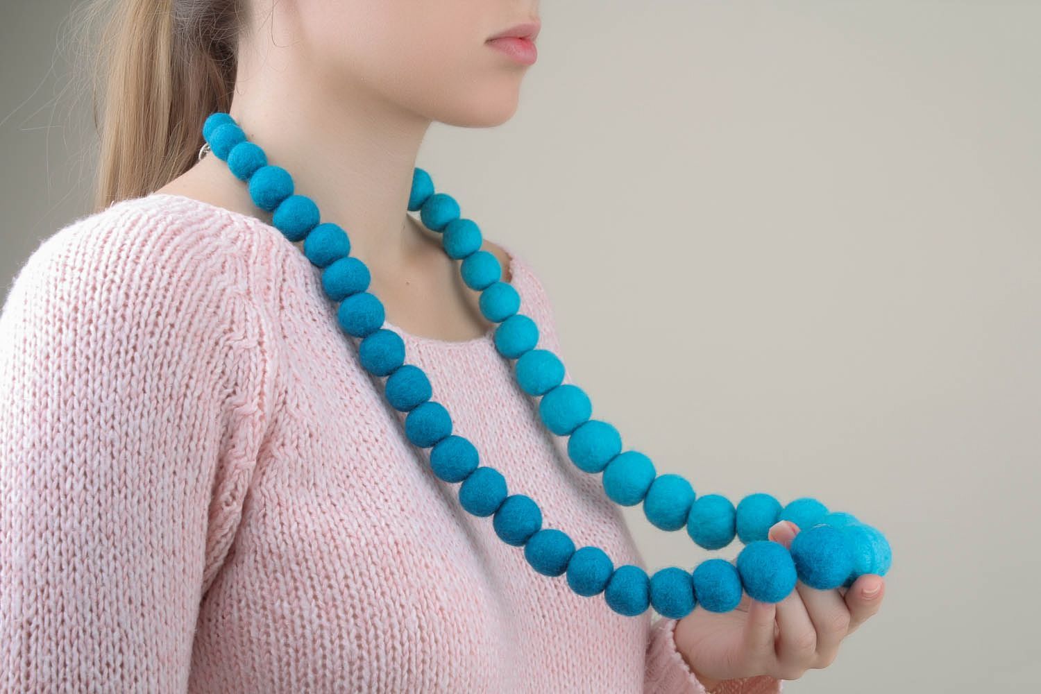 Blaue Perlenkette aus Wolle foto 5