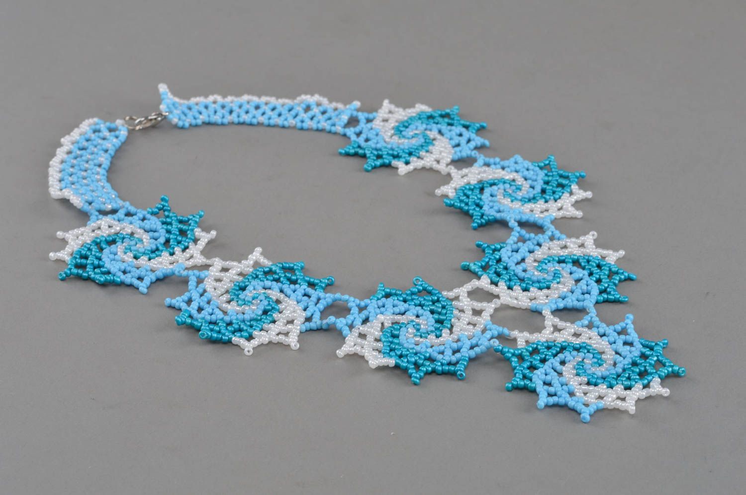 Ожерелье из бисера авторского дизайна голубое с белым красивое ажурное хэнд мейд фото 2