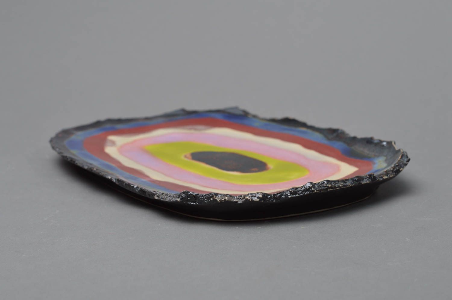 Schöne bunte ovale flache Schüssel aus Porzellan mit Bemalung foto 2