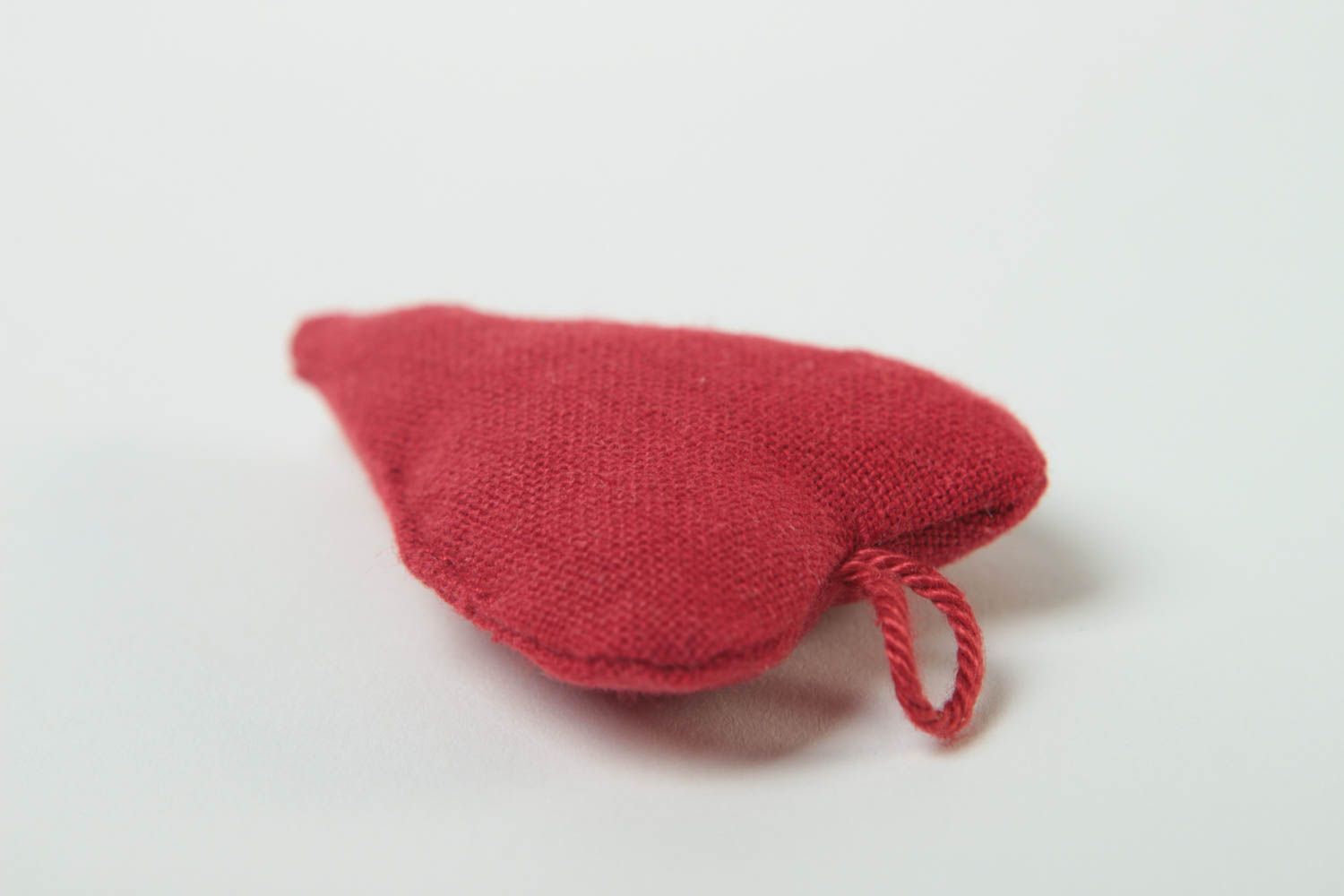 Маленькая мягкая игрушка сердце с петелькой из льна красная ручной работы фото 4