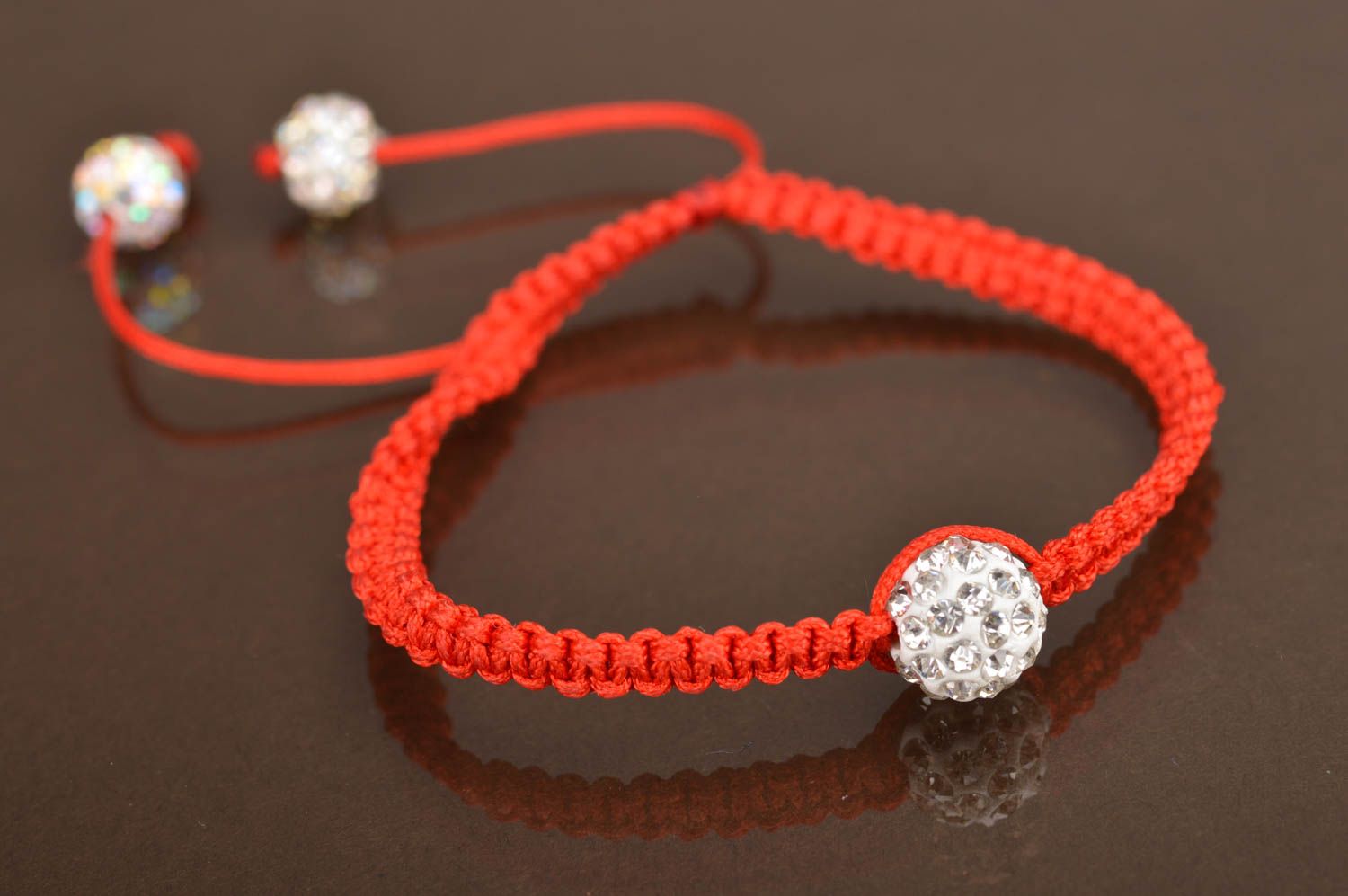 Schönes originelles rotes handgemachtes Armband aus Textil und Glasperlen foto 2