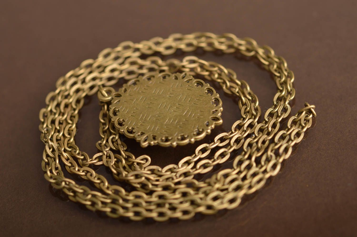 Joli pendentif sur chaîne avec cabochon ovale fait main vintage en métal photo 5