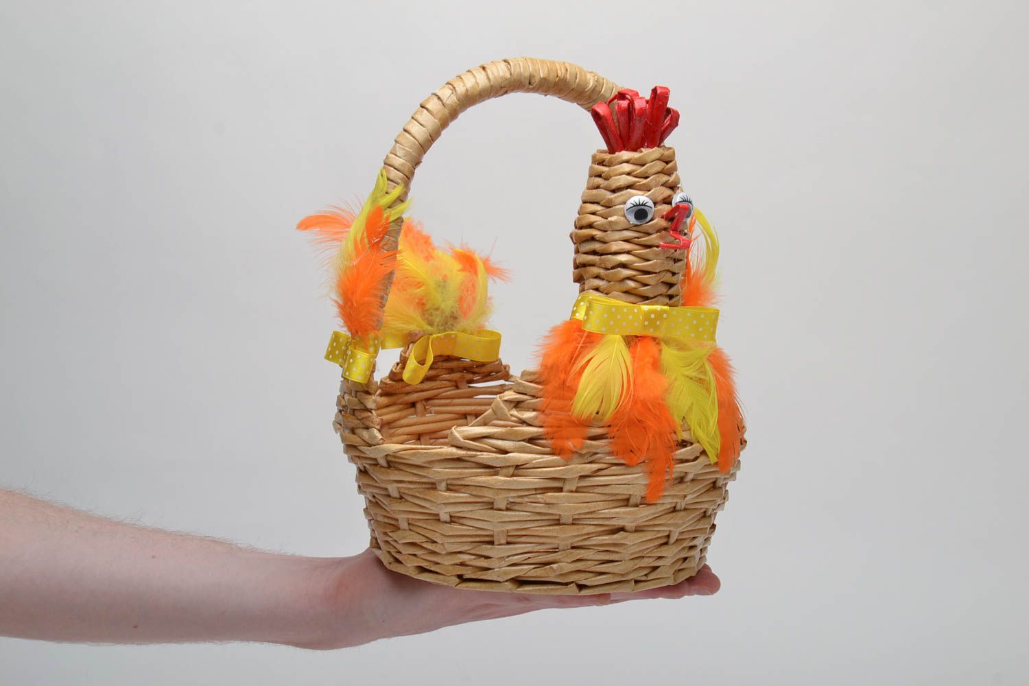 Newspaper basket for Easter eggs photo 5