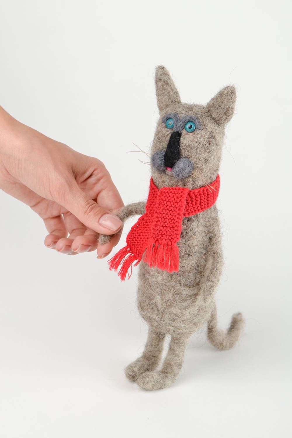 Peluche chat avec écharpe Jouet fait main en laine feutrée Cadeau enfant photo 2