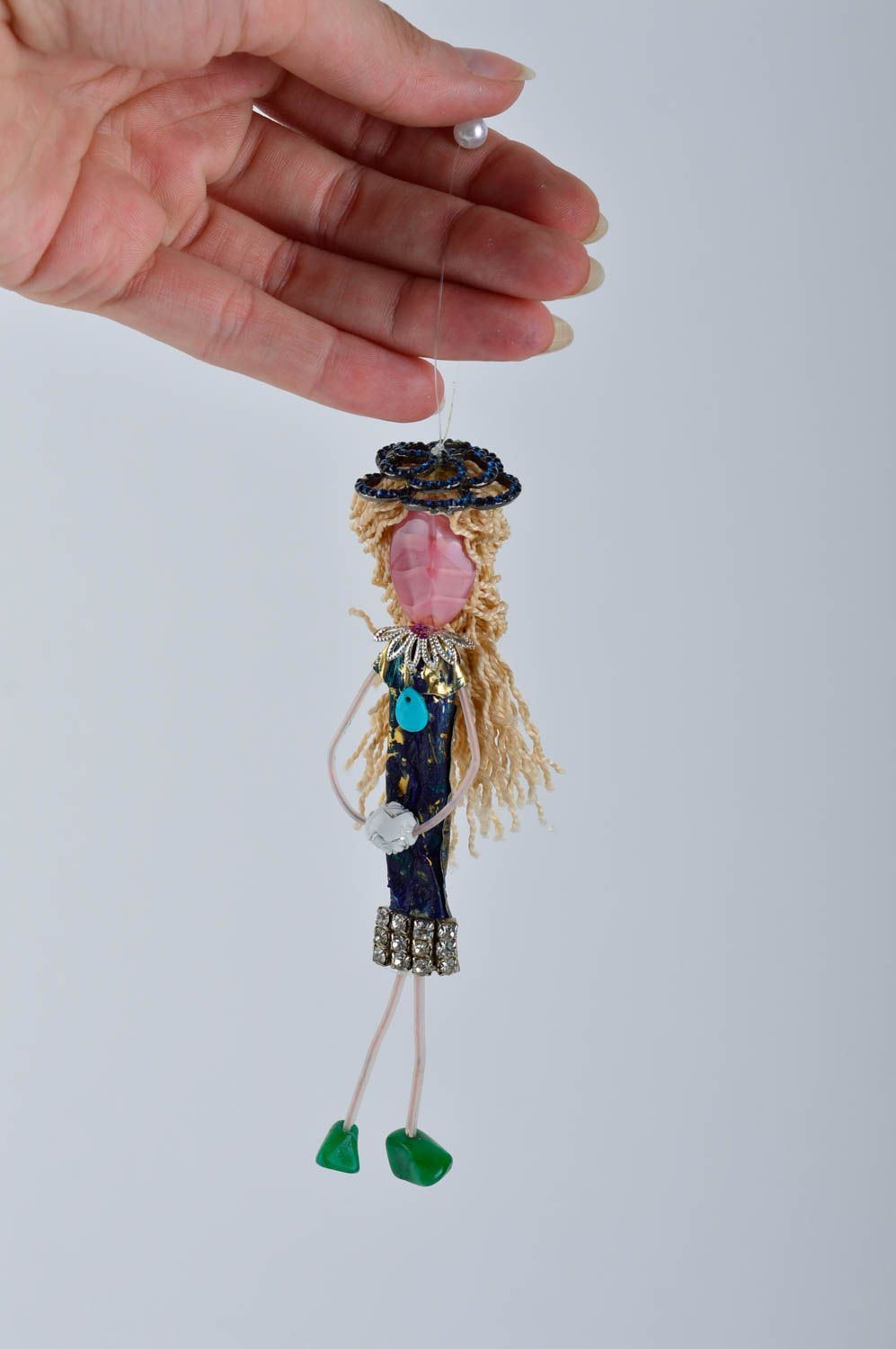 Llavero artesanal niña rubia accesorio para llaves o teléfono regalo original foto 5