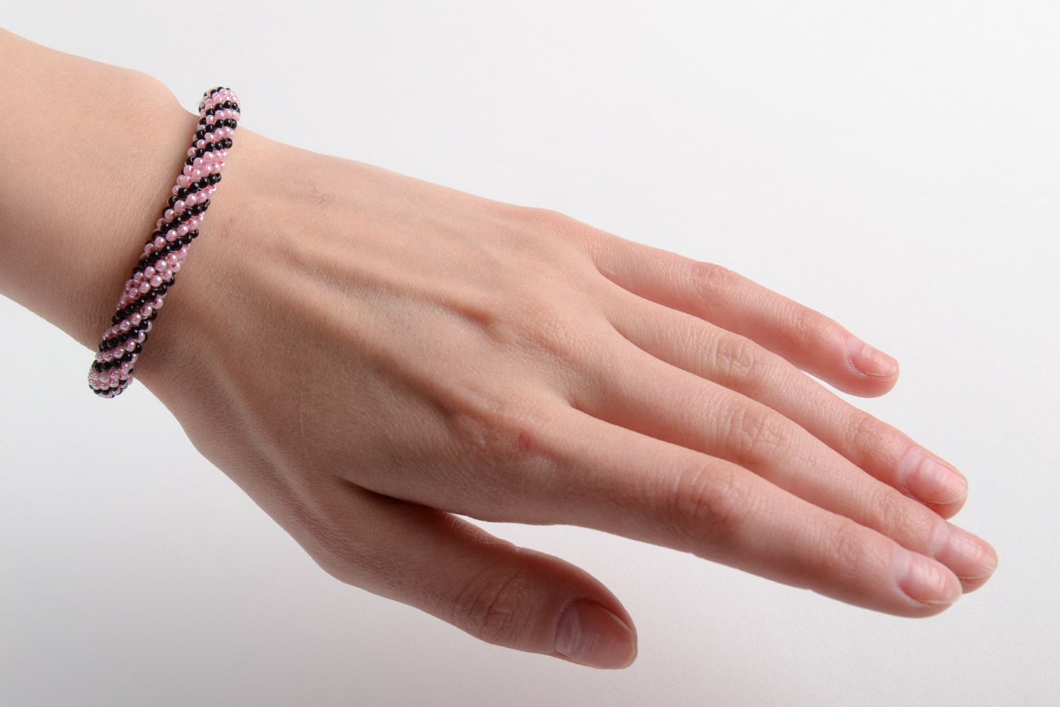 Joli bracelet en perles de rocaille tchèques rose et noir fait main pour femme photo 5