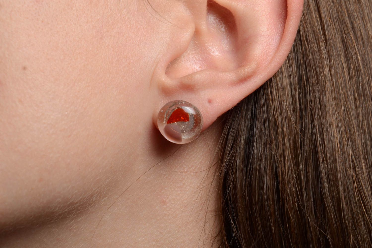 Boucles d'oreilles clous rondes petites faites main semi-transparentes photo 2