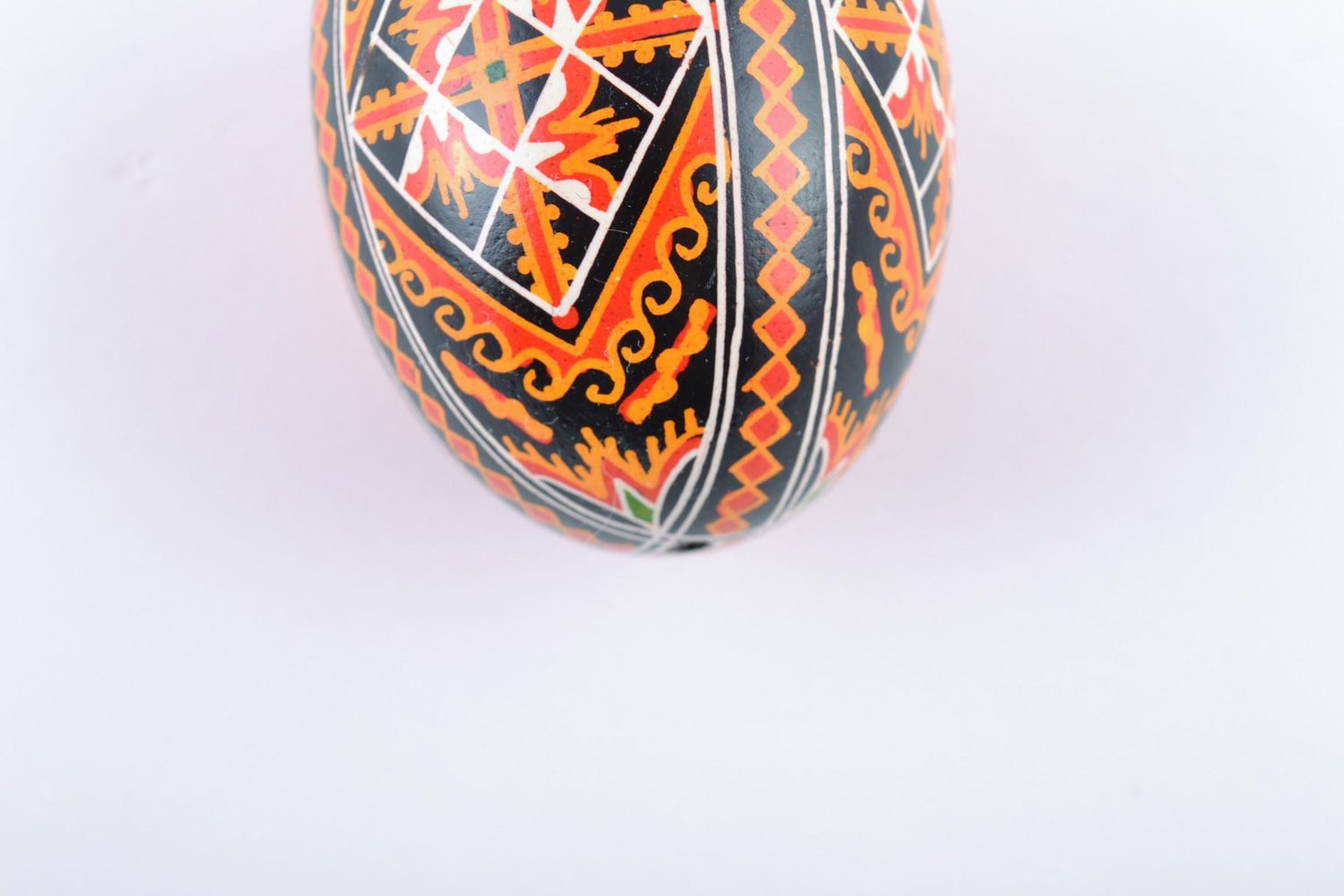 Huevo de Pascua de gallina pintado artesanal con ornamento foto 3